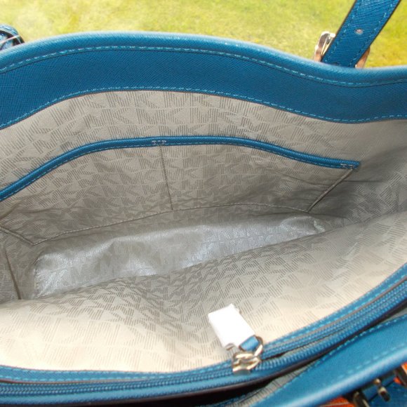 Michael Kors New Blue Saffiano Leather handbag - Picture 6 of 13